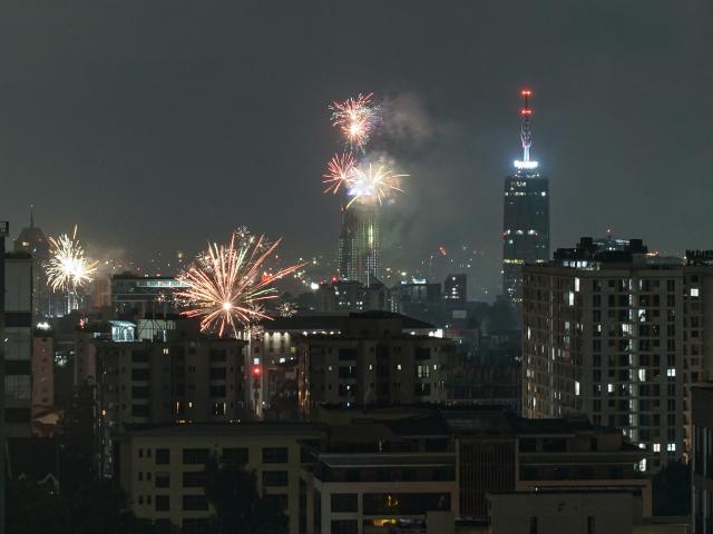(260101) -- NAIROBI, Jan. 1, 2026 (Xinhua) -- Fireworks explode in the sky in celebration of the New Year in Nairobi, capital of Kenya, Jan. 1, 2026. (Xinhua/Han Xu)