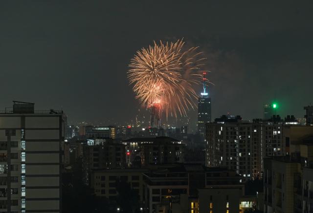 (260101) -- NAIROBI, Jan. 1, 2026 (Xinhua) -- Fireworks explode in the sky in celebration of the New Year in Nairobi, capital of Kenya, Jan. 1, 2026. (Xinhua/Han Xu)