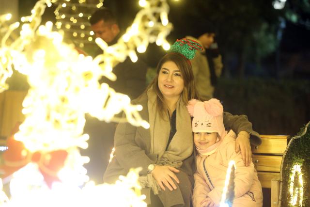 (260101) -- ANKARA, Jan. 1, 2026 (Xinhua) -- People pose for a photo in front of a New Year light installation in Ankara, Türkiye, Dec. 31, 2025. (Mustafa Kaya/Handout via Xinhua)