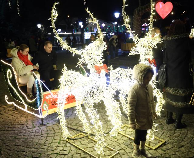 (260101) -- ANKARA, Jan. 1, 2026 (Xinhua) -- People enjoy a New Year light installation in Ankara, Türkiye, Dec. 31, 2025. (Mustafa Kaya/Handout via Xinhua)