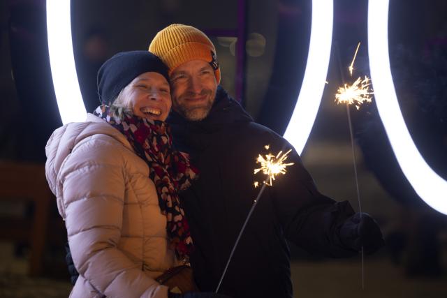 (260101) -- ESPOO, Jan. 1, 2026 (Xinhua) -- People set off fireworks to welcome the New Year during a New Year's Eve light show in Espoo, a city in southern Finland, Dec. 31, 2025. (Photo by Matti Matikainen/Xinhua)