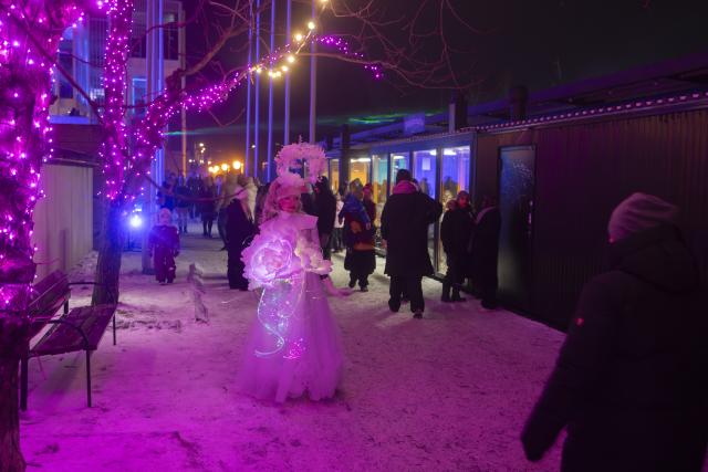 (260101) -- ESPOO, Jan. 1, 2026 (Xinhua) -- A woman in illuminated costume performs during a New Year's Eve light show in Espoo, a city in southern Finland, Dec. 31, 2025. (Photo by Matti Matikainen/Xinhua)