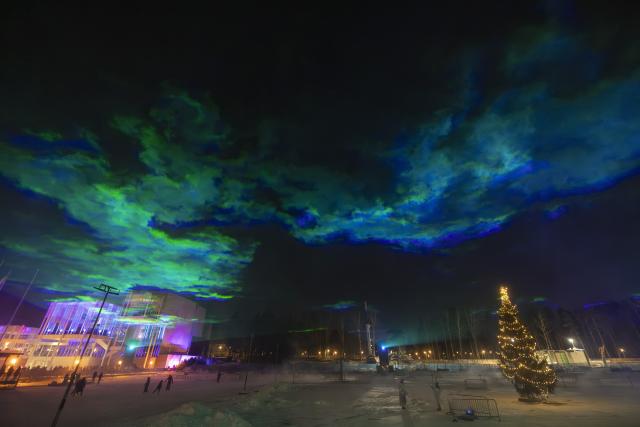 (260101) -- ESPOO, Jan. 1, 2026 (Xinhua) -- This photo shows a New Year's Eve light show in Espoo, a city in southern Finland, on Dec. 31, 2025. (Photo by Matti Matikainen/Xinhua)