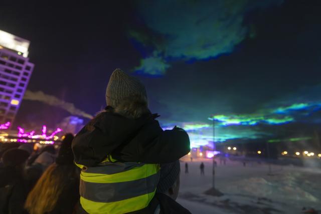 (260101) -- ESPOO, Jan. 1, 2026 (Xinhua) -- People view light-art installation during a New Year's Eve light show in Espoo, a city in southern Finland, Dec. 31, 2025. (Photo by Matti Matikainen/Xinhua)
