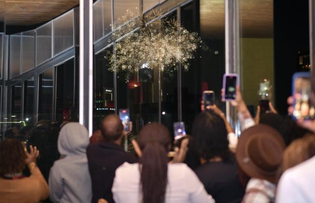 (260101) -- NAIROBI, Jan. 1, 2026 (Xinhua) -- People watch the New Year fireworks show from a rooftop restaurant in Nairobi, capital of Kenya, Jan. 1, 2026. (Xinhua/Liu Qiong)