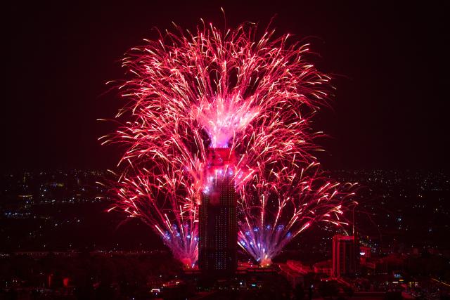 (260101) -- NAIROBI, Jan. 1, 2026 (Xinhua) -- Fireworks explode in the sky in celebration of the New Year in Nairobi, capital of Kenya, Jan. 1, 2026. (Xinhua/Xie Jianfei)