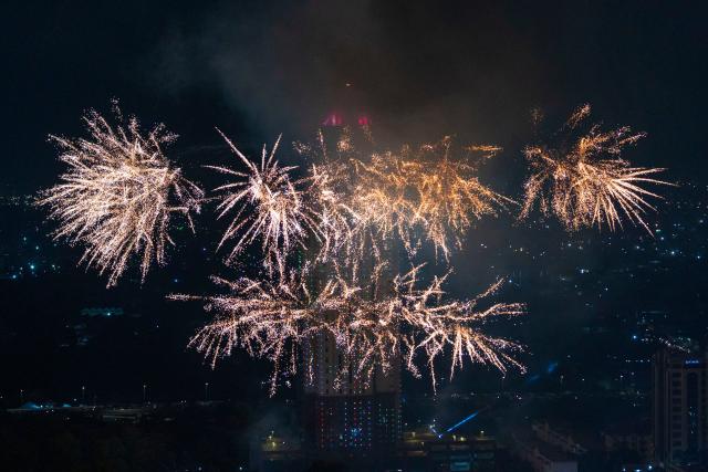 (260101) -- NAIROBI, Jan. 1, 2026 (Xinhua) -- Fireworks explode in the sky in celebration of the New Year in Nairobi, capital of Kenya, Jan. 1, 2026. (Xinhua/Xie Jianfei)