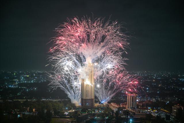 (260101) -- NAIROBI, Jan. 1, 2026 (Xinhua) -- Fireworks explode in the sky in celebration of the New Year in Nairobi, capital of Kenya, Jan. 1, 2026. (Xinhua/Yang Guang)