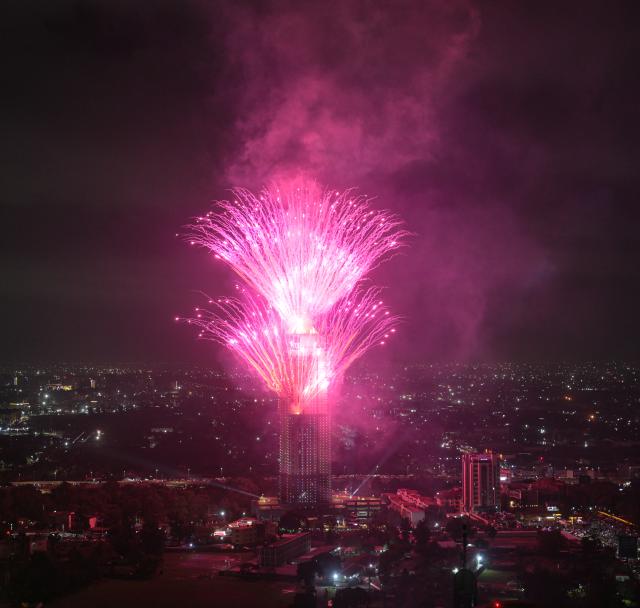 (260101) -- NAIROBI, Jan. 1, 2026 (Xinhua) -- Fireworks explode in the sky in celebration of the New Year in Nairobi, capital of Kenya, Jan. 1, 2026. (Xinhua/Yang Guang)