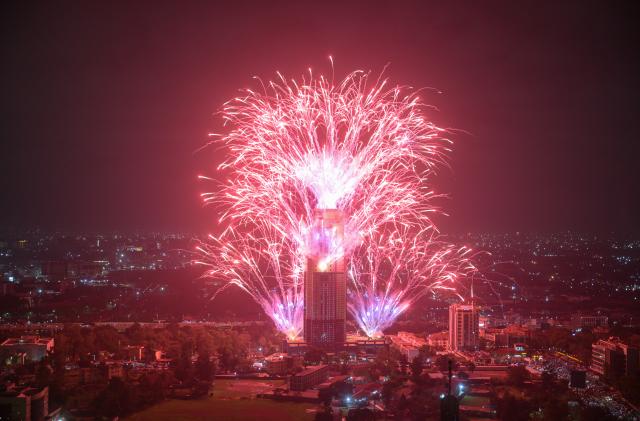 (260101) -- NAIROBI, Jan. 1, 2026 (Xinhua) -- Fireworks explode in the sky in celebration of the New Year in Nairobi, capital of Kenya, Jan. 1, 2026. (Xinhua/Yang Guang)