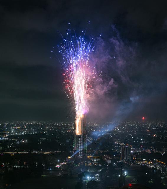 (260101) -- NAIROBI, Jan. 1, 2026 (Xinhua) -- Fireworks explode in the sky in celebration of the New Year in Nairobi, capital of Kenya, Jan. 1, 2026. (Xinhua/Yang Guang)