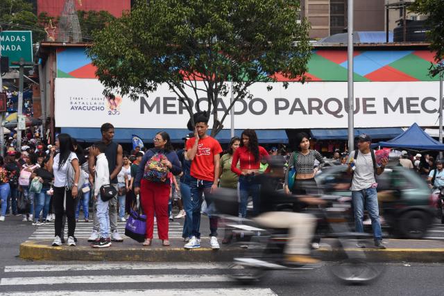 (260101) -- CARACAS, Jan. 1,  2026 (Xinhua) -- Pedestrians wait to cross the street in downtown Caracas, Venezuela, Dec. 31, 2025. (Photo by Marcos Salgado/Xinhua)