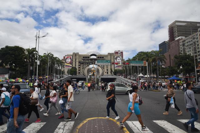 (260101) -- CARACAS, Jan. 1,  2026 (Xinhua) -- Pedestrians cross the street in downtown Caracas, Venezuela, Dec. 31, 2025. (Photo by Marcos Salgado/Xinhua)