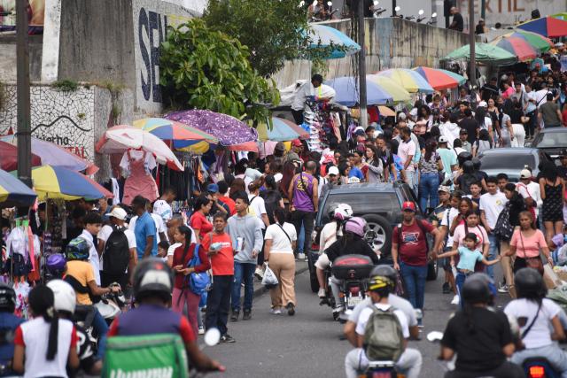 (260101) -- CARACAS, Jan. 1,  2026 (Xinhua) -- Pedestrians walk on a commercial street in downtown Caracas, Venezuela, Dec. 31, 2025. (Photo by Marcos Salgado/Xinhua)