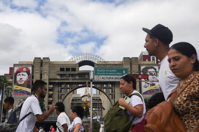 (260101) -- CARACAS, Jan. 1,  2026 (Xinhua) -- Pedestrians cross the street in downtown Caracas, Venezuela, Dec. 31, 2025. (Photo by Marcos Salgado/Xinhua)