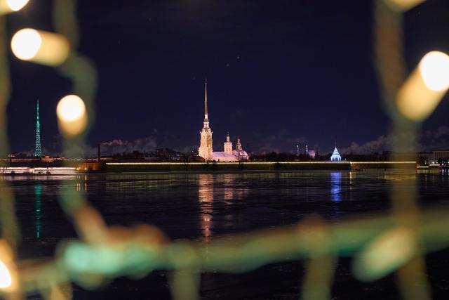 (260101) -- ST. PETERSBURG, Jan. 1, 2026 (Xinhua) -- The Peter and Paul Cathedral is lit up with festive lights in St. Petersburg, Russia, on Dec. 31, 2025. On New Year's Eve, the streets of St. Petersburg were decorated with festive lights. (Photo by Guo Feizhou/Xinhua)