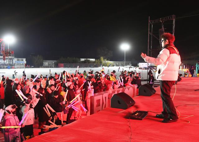 (260101) -- BEIJING, Jan. 1, 2026 (Xinhua) -- People have fun during a New Year celebration event at Beijing Yuyang International Ski Resort in Pinggu District of Beijing, capital of China, Dec. 31, 2025. (Xinhua/Ren Chao)