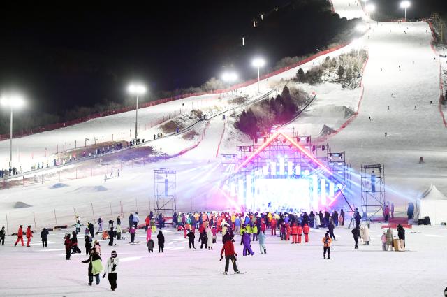 (260101) -- BEIJING, Jan. 1, 2026 (Xinhua) -- People have fun during a New Year celebration event at Beijing Yuyang International Ski Resort in Pinggu District of Beijing, capital of China, Dec. 31, 2025. (Xinhua/Ren Chao)