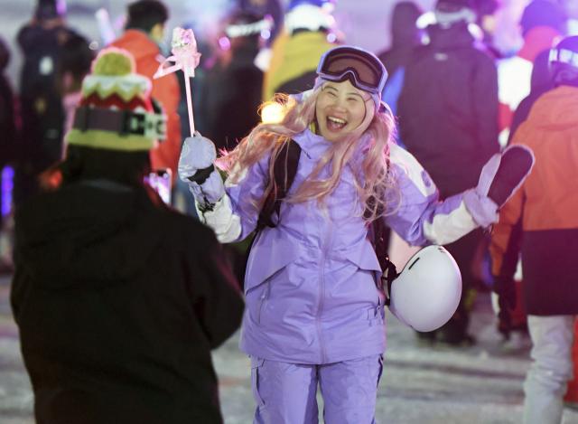 (260101) -- BEIJING, Jan. 1, 2026 (Xinhua) -- People have fun during a New Year celebration event at Beijing Yuyang International Ski Resort in Pinggu District of Beijing, capital of China, Dec. 31, 2025. (Xinhua/Ren Chao)