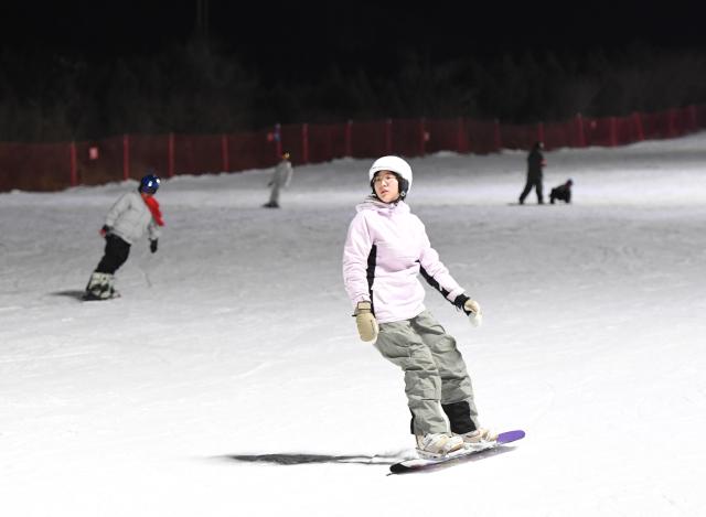 (260101) -- BEIJING, Jan. 1, 2026 (Xinhua) -- People ski at Beijing Yuyang International Ski Resort to greet the New Year, in Pinggu District of Beijing, capital of China, Dec. 31, 2025. (Xinhua/Ren Chao)