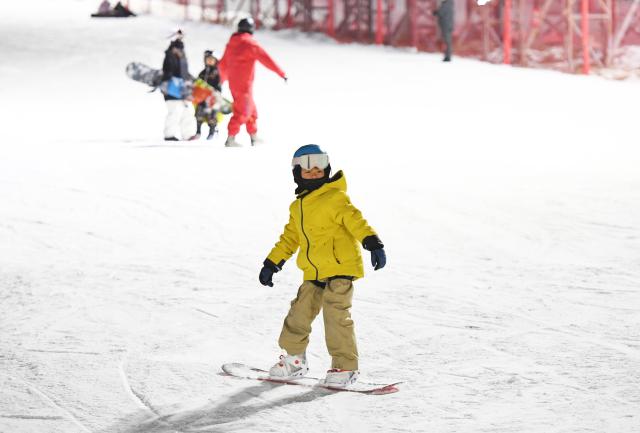 (260101) -- BEIJING, Jan. 1, 2026 (Xinhua) -- People ski at Beijing Yuyang International Ski Resort to greet the New Year in Pinggu District of Beijing, capital of China, Dec. 31, 2025. (Xinhua/Ren Chao)
