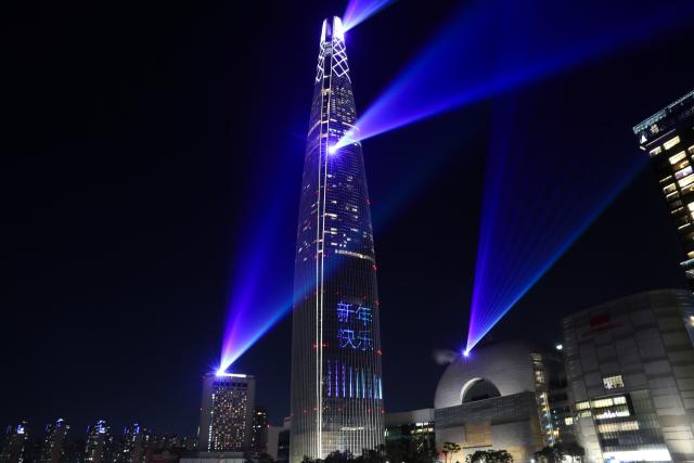 (260101) -- SEOUL, Jan. 1, 2026 (Xinhua) -- A light show in celebration of the New Year is held at Lotte World Tower in Seoul, South Korea, Dec. 31, 2025. (Xinhua/Yao Qilin)