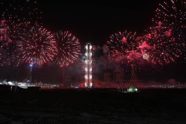 (260101) -- CAIRO, Jan. 1, 2026 (Xinhua) -- This photo taken on Jan. 1, 2026 shows the New Year fireworks display at the Central Business District (CBD) in the new administrative capital of Egypt, east of Cairo, Egypt. (Xinhua/Ahmed Gomaa)