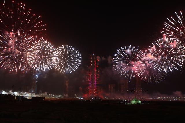 (260101) -- CAIRO, Jan. 1, 2026 (Xinhua) -- This photo taken on Jan. 1, 2026 shows the New Year fireworks display at the Central Business District (CBD) in the new administrative capital of Egypt, east of Cairo, Egypt. (Xinhua/Ahmed Gomaa)