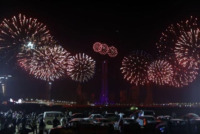 (260101) -- CAIRO, Jan. 1, 2026 (Xinhua) -- People watch the New Year fireworks display at the Central Business District (CBD) in the new administrative capital of Egypt, east of Cairo, Egypt, on Jan. 1, 2026. (Xinhua/Ahmed Gomaa)