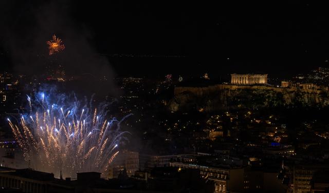 (260101) -- ATHENS, Jan. 1, 2026 (Xinhua) -- Fireworks light up the sky around the Acropolis hill during New Year's day celebrations in Athens, Greece, on Jan. 1, 2026. (Xinhua/Marios Lolos)