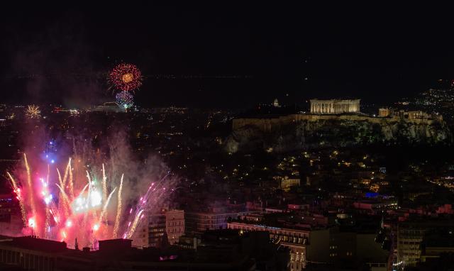 (260101) -- ATHENS, Jan. 1, 2026 (Xinhua) -- Fireworks light up the sky around the Acropolis hill during New Year's day celebrations in Athens, Greece, on Jan. 1, 2026. (Xinhua/Marios Lolos)