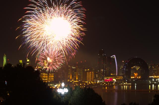 (260101) -- BAKU, Jan. 1, 2026 (Xinhua) -- Colorful fireworks light up the sky to celebrate the New Year in Baku, Azerbaijan, Jan. 1, 2026. (Xinhua/Chen Junfeng)