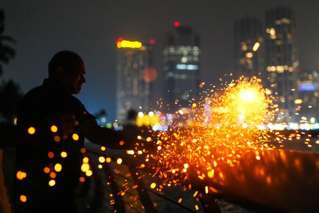 (260101) -- COLOMBO, Jan. 1, 2026 (Xinhua) -- People play with fireworks to greet the New Year in Colombo, Sri Lanka, Dec. 31, 2025. (Photo by Thilina Kaluthotage/Xinhua)