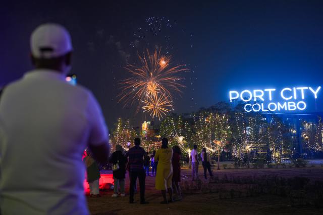 (260101) -- COLOMBO, Jan. 1, 2026 (Xinhua) -- People watch fireworks to greet the New Year in Colombo, Sri Lanka, Dec. 31, 2025. (Photo by Thilina Kaluthotage/Xinhua)