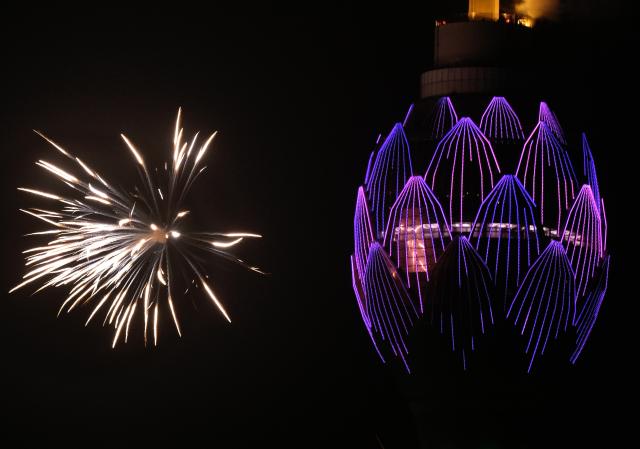 (260101) -- COLOMBO, Jan. 1, 2026 (Xinhua) -- Fireworks explode near the Lotus Tower during the 2026 New Year celebrations in Colombo, Sri Lanka, Dec. 31, 2025. (Photo by Ajith Perera/Xinhua)