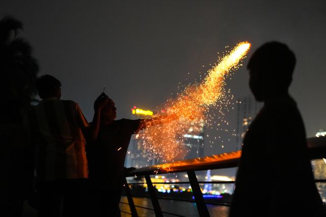 (260101) -- COLOMBO, Jan. 1, 2026 (Xinhua) -- People play with fireworks to greet the New Year in Colombo, Sri Lanka, Dec. 31, 2025. (Photo by Thilina Kaluthotage/Xinhua)
