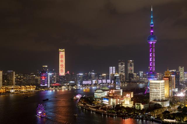 (260101) -- SHANGHAI, Jan. 1, 2026 (Xinhua) -- This photo shows the illuminated Lujiazui and North Bund area in celebration of the New Year in east China's Shanghai, Dec. 31, 2025. (Xinhua/Wang Xiang)