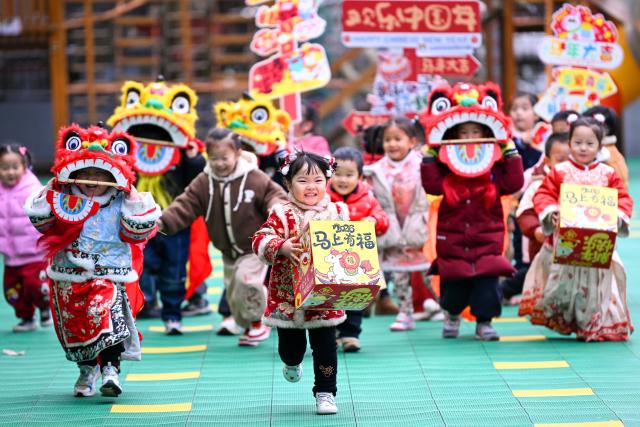 (260101) -- BEIJING, Jan. 1, 2026 (Xinhua) -- Children participate in a New Year celebration at a kindergarten in Nanjing, east China's Jiangsu Province, Dec. 31, 2025. (Photo by Fang Dongxu/Xinhua)