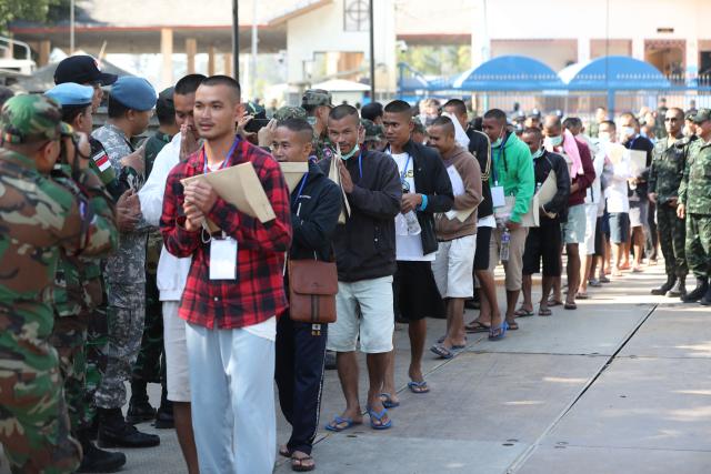 (260101) -- BEIJING, Jan. 1, 2026 (Xinhua) -- Detained Cambodian soldiers return to Cambodia via the Prum International Point of Entry in Pailin province, Cambodia on Dec. 31, 2025.
  Thailand's Ministry of Foreign Affairs issued a statement on Wednesday, saying that Thailand has repatriated 18 detained Cambodian soldiers to Cambodia.
  Meanwhile, Cambodia's Defense Ministry's Spokesperson Lt. Gen. Maly Socheata confirmed on the same day the release of 18 Cambodian soldiers that Thailand had captured since late July. (Jadina Lon/AKP/Handout via Xinhua)