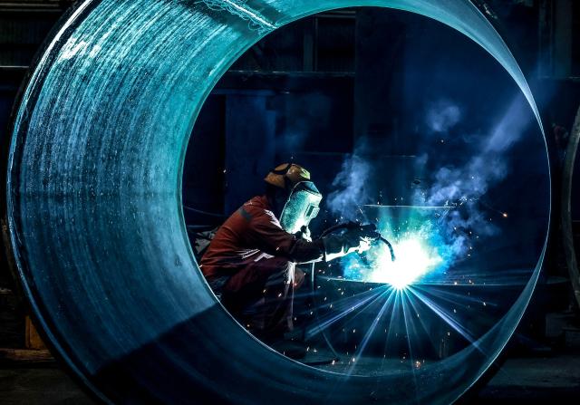 (260101) -- BEIJING, Jan. 1, 2026 (Xinhua) -- A technician welds components at a rail transit equipment company in Wuhan, central China's Hubei Province, Dec. 31, 2025. (Photo by Zhao Jun/Xinhua)