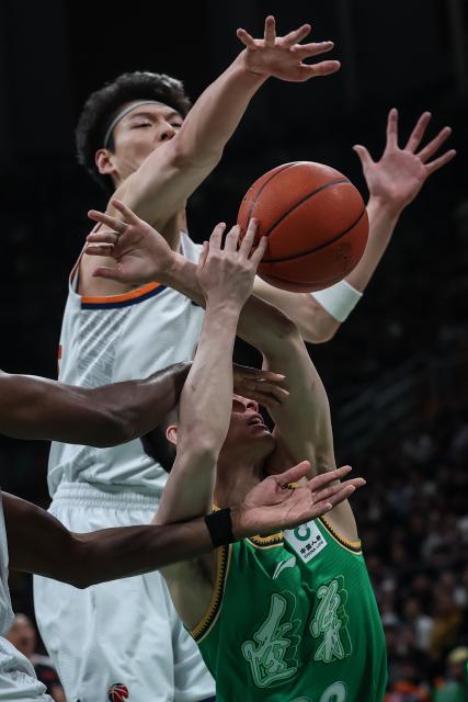 (260101) -- BEIJING, Jan. 1, 2026 (Xinhua) -- Wang Zhelin (L) of Shanghai Sharks blocks Wang Lanqin of Liaoning Flying Leopards during the 9th round match between Liaoning Flying Leopards and Shanghai Sharks of the 2025-2026 season of the Chinese Basketball Association (CBA) league in Shenyang, northeast China's Liaoning Province, Dec. 31, 2025. (Xinhua/Pan Yulong)