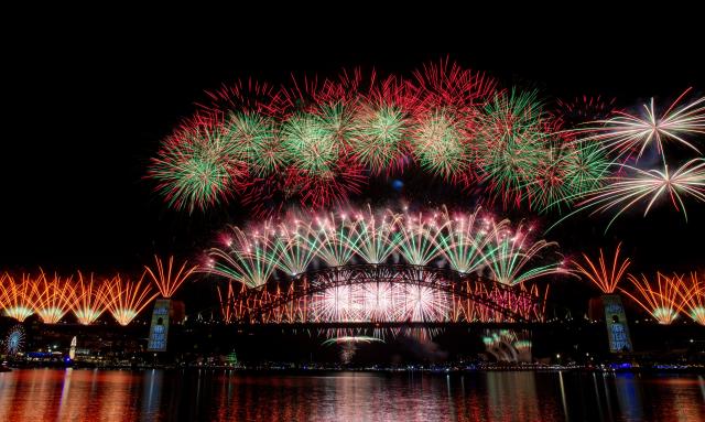 (260101) -- BEIJING, Jan. 1, 2026 (Xinhua) -- Fireworks are set off to celebrate the New Year at Harbour Bridge in Sydney, Australia, Jan. 1, 2026. (Xinhua/Ma Ping)