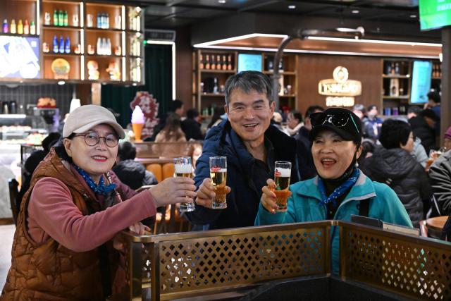 (260101) -- QINGDAO, Jan. 1, 2026 (Xinhua) -- South Korean tourists visit Tsingtao Beer Museum in Qingdao City, east China's Shandong Province, Dec. 31, 2025.
  A group of over 100 South Korean tourists arrived in Qingdao on Wednesday for the New Year tour, with travel itineraries including health care, sightseeing in scenic spots and business districts, and cultural activities. (Xinhua/Li Ziheng)