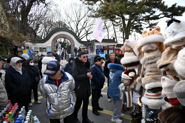 (260101) -- QINGDAO, Jan. 1, 2026 (Xinhua) -- South Korean tourists visit Xiaoyushan scenic spot in Qingdao City, east China's Shandong Province, Dec. 31, 2025.
  A group of over 100 South Korean tourists arrived in Qingdao on Wednesday for the New Year tour, with travel itineraries including health care, sightseeing in scenic spots and business districts, and cultural activities. (Xinhua/Li Ziheng)