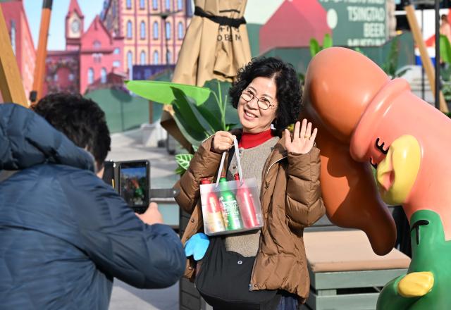 (260101) -- QINGDAO, Jan. 1, 2026 (Xinhua) -- A South Korean tourist poses for photos at Tsingtao Beer Museum in Qingdao City, east China's Shandong Province, Dec. 31, 2025.
  A group of over 100 South Korean tourists arrived in Qingdao on Wednesday for the New Year tour, with travel itineraries including health care, sightseeing in scenic spots and business districts, and cultural activities. (Xinhua/Li Ziheng)