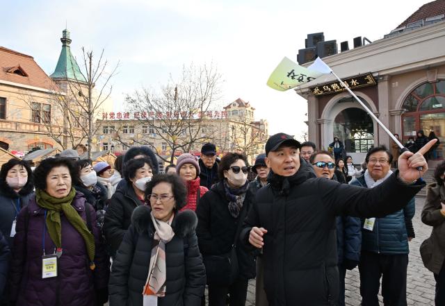 (260101) -- QINGDAO, Jan. 1, 2026 (Xinhua) -- South Korean tourists visit Zhongshan Road in Qingdao City, east China's Shandong Province, Dec. 31, 2025.
  A group of over 100 South Korean tourists arrived in Qingdao on Wednesday for the New Year tour, with travel itineraries including health care, sightseeing in scenic spots and business districts, and cultural activities. (Xinhua/Li Ziheng)
