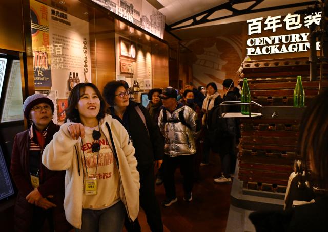 (260101) -- QINGDAO, Jan. 1, 2026 (Xinhua) -- South Korean tourists visit Tsingtao Beer Museum in Qingdao City, east China's Shandong Province, Dec. 31, 2025.
  A group of over 100 South Korean tourists arrived in Qingdao on Wednesday for the New Year tour, with travel itineraries including health care, sightseeing in scenic spots and business districts, and cultural activities. (Xinhua/Li Ziheng)