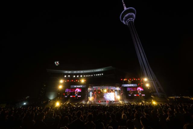(260101) -- MACAO, Jan. 1, 2026 (Xinhua) -- A New Year concert is held at Sai Van Lake plaza in Macao, south China, Dec. 31, 2025. (Xinhua/Cheong Kam Ka)