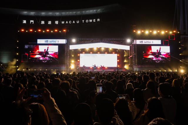 (260101) -- MACAO, Jan. 1, 2026 (Xinhua) -- A New Year concert is held at Sai Van Lake plaza in Macao, south China, Dec. 31, 2025. (Xinhua/Cheong Kam Ka)