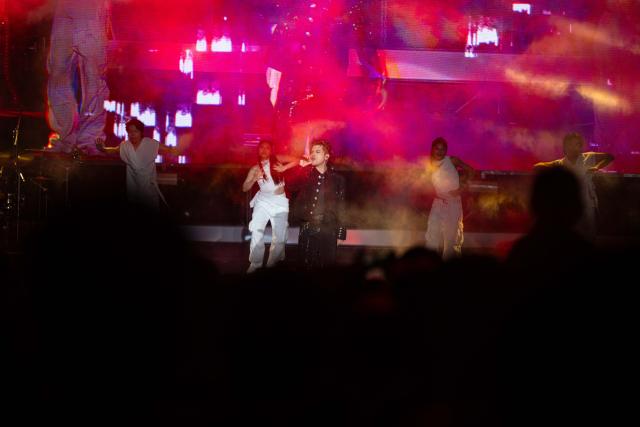 (260101) -- MACAO, Jan. 1, 2026 (Xinhua) -- A singer performs at a New Year concert held at Sai Van Lake plaza in Macao, south China, Dec. 31, 2025. (Xinhua/Cheong Kam Ka)